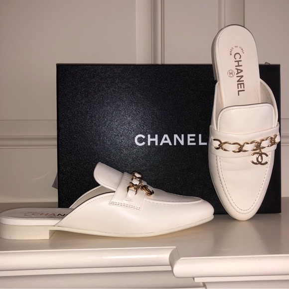 NWT Chanel Ivory Leather Mules with Gold Chain and Charm Size 38 - Picture 1 of 16